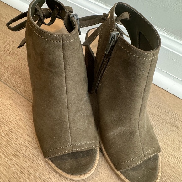 Lauren Conrad Green Booties Size 7 - Picture 2 of 6